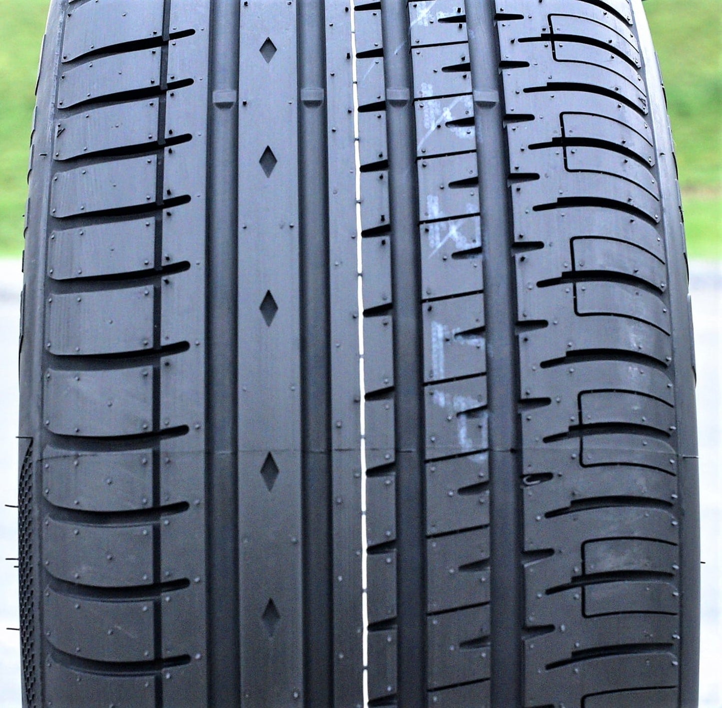 A set of 4 (four 225/40R20 101W XL AS A/S performance tires