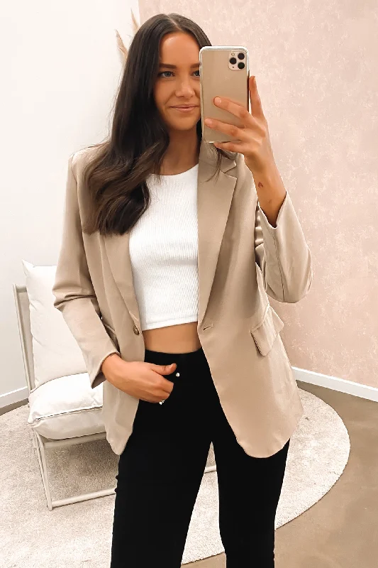 Comfortable yet stylish outfits for women on the go   Farrah Blazer Oatmeal